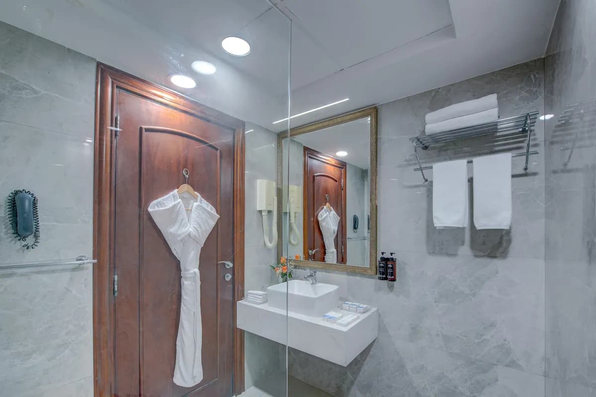 Suite bathroom